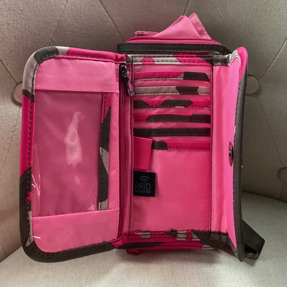 LUG BRAND PINK CAMO OVERSIZED WALLET CROSSBODY - Picture 4 of 5